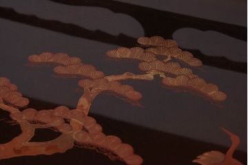 美品　漆塗り・梨地金蒔絵　松竹鶴の図　繊細な意匠が高級感を漂わせる飾り棚(茶棚)(R-030358)