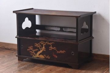 美品　漆塗り・梨地金蒔絵　松竹鶴の図　繊細な意匠が高級感を漂わせる飾り棚(茶棚)(R-030358)