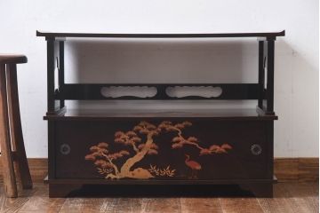 美品　漆塗り・梨地金蒔絵　松竹鶴の図　繊細な意匠が高級感を漂わせる飾り棚(茶棚)(R-030358)