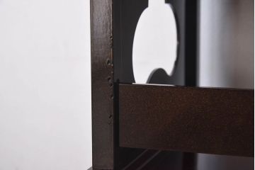 美品　漆塗り・梨地金蒔絵　松竹鶴の図　繊細な意匠が高級感を漂わせる飾り棚(茶棚)(R-030358)