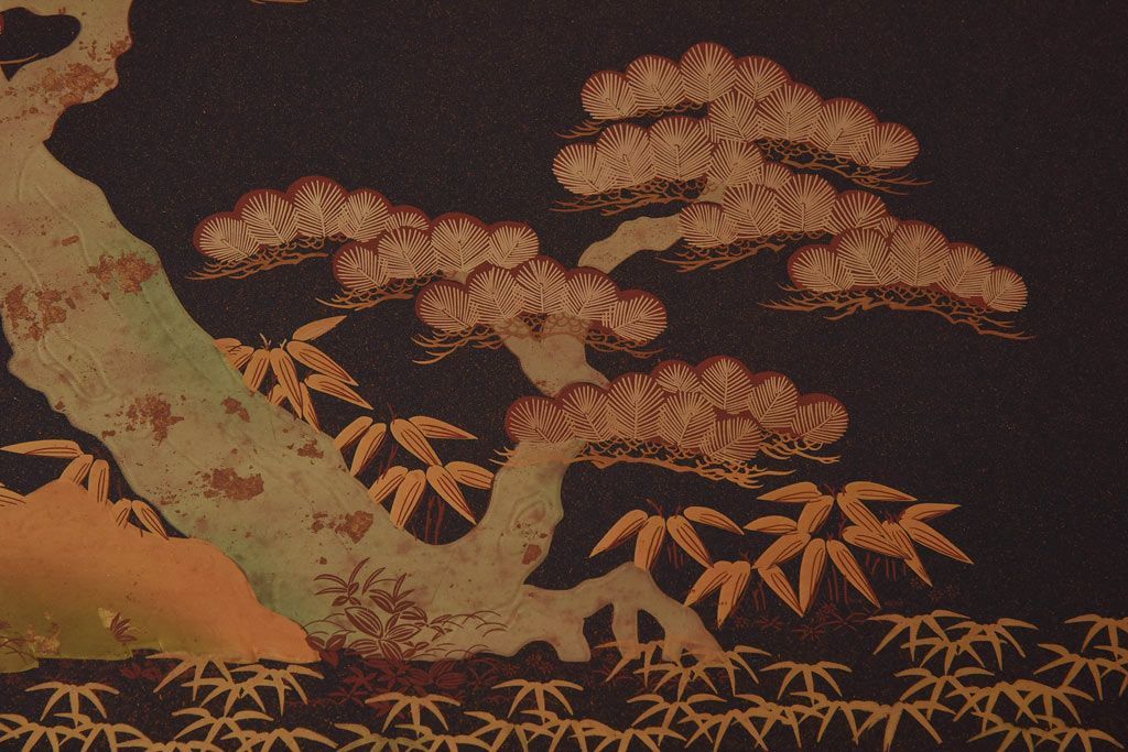 美品　漆塗り・梨地金蒔絵　松竹鶴の図　繊細な意匠が高級感を漂わせる飾り棚(茶棚)(R-030358)