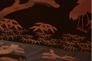 美品　漆塗り・梨地金蒔絵　松竹鶴の図　繊細な意匠が高級感を漂わせる飾り棚(茶棚)(R-030358)