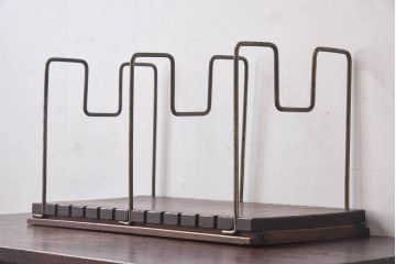 アンティーク雑貨　昭和レトロ　シャビーなアイアンがお洒落な本立て(R-030361)