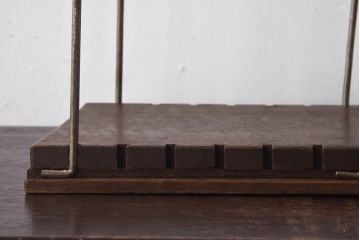 アンティーク雑貨　昭和レトロ　シャビーなアイアンがお洒落な本立て(R-030361)