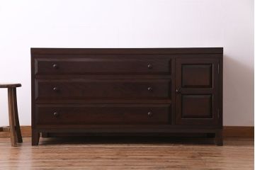 中古　松本民芸家具　リメイク　落ち着いた雰囲気が上品な脚付きローチェスト(引き出し、リビングボード)(R-030368)