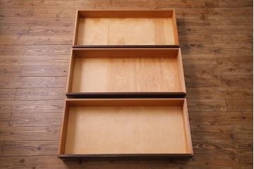 中古　松本民芸家具　リメイク　落ち着いた雰囲気が上品な脚付きローチェスト(引き出し、リビングボード)(R-030368)