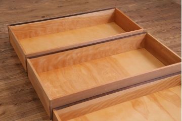 中古　松本民芸家具　リメイク　落ち着いた雰囲気が上品な脚付きローチェスト(引き出し、リビングボード)(R-030368)