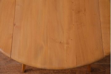中古美品　ERCOL(アーコール)　スタイリッシュなデザインが目をひくバタフライテーブル(ダイニングテーブル、カフェテーブル)(R-030375)