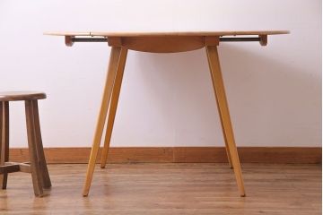 中古美品　ERCOL(アーコール)　スタイリッシュなデザインが目をひくバタフライテーブル(ダイニングテーブル、カフェテーブル)(R-030375)