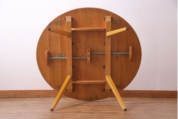 中古美品　ERCOL(アーコール)　スタイリッシュなデザインが目をひくバタフライテーブル(ダイニングテーブル、カフェテーブル)(R-030375)