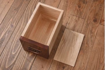 中古　岩谷堂箪笥　特注品　銅色あられ文様の金具が上品な隠し付き観音箪笥(小引き出し)(R-030377)