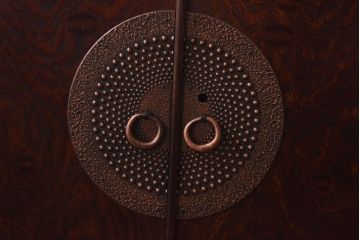 中古　岩谷堂箪笥　特注品　銅色あられ文様の金具が上品な隠し付き観音箪笥(小引き出し)(R-030377)