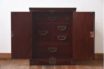 中古　岩谷堂箪笥　特注品　銅色あられ文様の金具が上品な隠し付き観音箪笥(小引き出し)(R-030377)