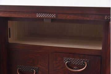 中古　岩谷堂箪笥　特注品　銅色あられ文様の金具が上品な隠し付き観音箪笥(小引き出し)(R-030377)