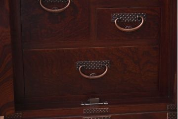 中古　岩谷堂箪笥　特注品　銅色あられ文様の金具が上品な隠し付き観音箪笥(小引き出し)(R-030377)