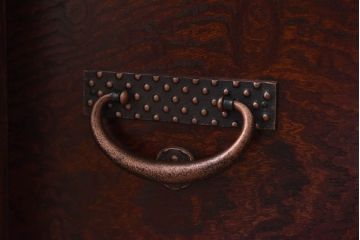 中古　岩谷堂箪笥　特注品　銅色あられ文様の金具が上品な隠し付き観音箪笥(小引き出し)(R-030377)