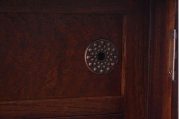 中古　岩谷堂箪笥　特注品　銅色あられ文様の金具が上品な隠し付き観音箪笥(小引き出し)(R-030377)