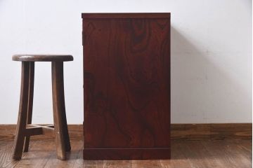 中古　岩谷堂箪笥　特注品　銅色あられ文様の金具が上品な隠し付き観音箪笥(小引き出し)(R-030377)