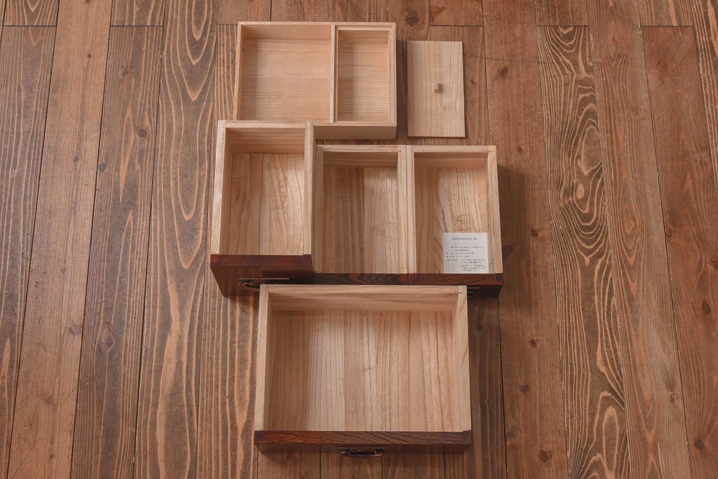 中古　岩谷堂箪笥　特注品　銅色あられ文様の金具が上品な隠し付き観音箪笥(小引き出し)(R-030377)