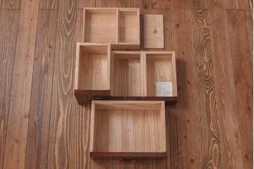 中古　岩谷堂箪笥　特注品　銅色あられ文様の金具が上品な隠し付き観音箪笥(小引き出し)(R-030377)