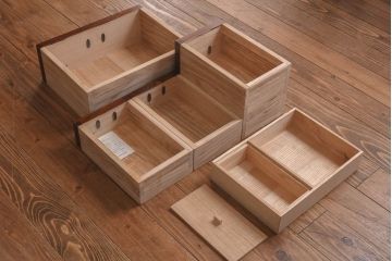 中古　岩谷堂箪笥　特注品　銅色あられ文様の金具が上品な隠し付き観音箪笥(小引き出し)(R-030377)