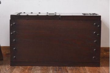 アンティーク雑貨　和製アンティーク　総ケヤキ材　太鼓鋲が目を惹く大振りな銭箱(銭函)(R-030378)
