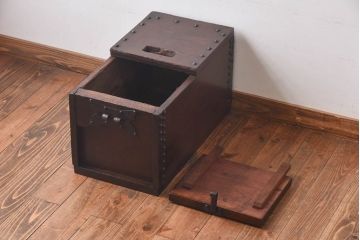 アンティーク雑貨　和製アンティーク　総ケヤキ材　太鼓鋲が目を惹く大振りな銭箱(銭函)(R-030378)