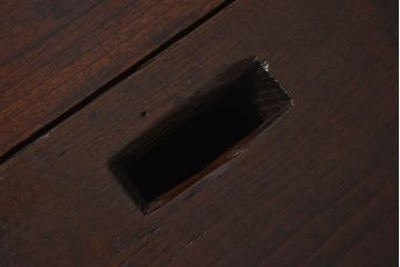 アンティーク雑貨　和製アンティーク　総ケヤキ材　太鼓鋲が目を惹く大振りな銭箱(銭函)(R-030378)