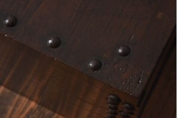 アンティーク雑貨　和製アンティーク　総ケヤキ材　太鼓鋲が目を惹く大振りな銭箱(銭函)(R-030378)