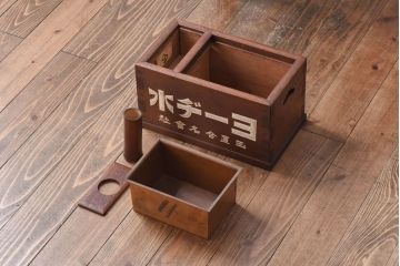 アンティーク雑貨　古民具・骨董　珍しい一品　持ち運びしやすいとても小さな古い火鉢(ノベルティ)(R-030379)