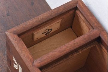 アンティーク雑貨　古民具・骨董　珍しい一品　持ち運びしやすいとても小さな古い火鉢(ノベルティ)(R-030379)