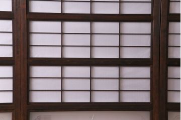 昭和初期　裏障子付き　縦桟が上品でモダンな印象の帯格子戸4枚セット(引き戸、建具)(R-030384)