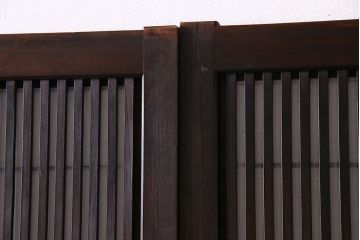 昭和初期　裏障子付き　縦桟が上品でモダンな印象の帯格子戸4枚セット(引き戸、建具)(R-030384)