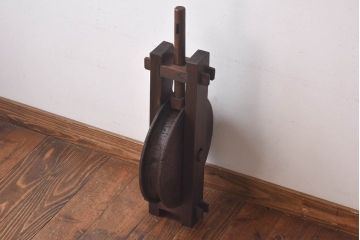 アンティーク雑貨　和製アンティーク　総ケヤキ材　古い木の風合いが味わい深い滑車(R-030386)