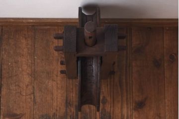 アンティーク雑貨　和製アンティーク　総ケヤキ材　古い木の風合いが味わい深い滑車(R-030386)