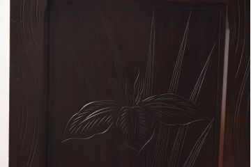 中古　伝統工芸　軽井沢彫り　職人技が光る菖蒲の彫りが美しいチェスト(小引き出し、整理箪笥)(R-030388)