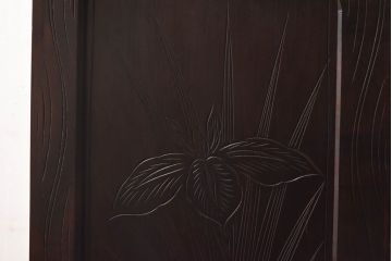 中古　伝統工芸　軽井沢彫り　職人技が光る菖蒲の彫りが美しいチェスト(小引き出し、整理箪笥)(R-030388)