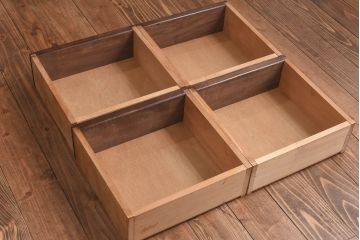 中古　伝統工芸　軽井沢彫り　職人技が光る菖蒲の彫りが美しいチェスト(小引き出し、整理箪笥)(R-030388)