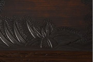 中古　伝統工芸　軽井沢彫り　職人技が光る菖蒲の彫りが美しいチェスト(小引き出し、整理箪笥)(R-030388)
