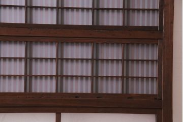 昭和初期　板ガラス裏障子留め　細身の桟と裏ガラスが美しい格子戸(ガラス帯戸、ガラス戸、引き戸、建具)(R-030392)
