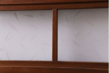 昭和初期　板ガラス裏障子留め　細身の桟と裏ガラスが美しい格子戸(ガラス帯戸、ガラス戸、引き戸、建具)(R-030392)