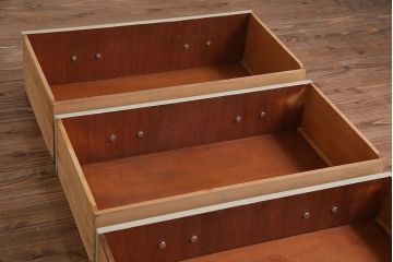 ペイント家具　リボンのような引き手がかわいらしいイギリスアンティークのチェスト(戸棚、キャビネット、引き出し)(R-030393)