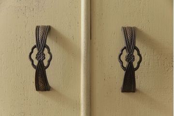 ペイント家具　リボンのような引き手がかわいらしいイギリスアンティークのチェスト(戸棚、キャビネット、引き出し)(R-030393)