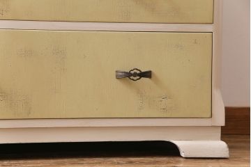 ペイント家具　リボンのような引き手がかわいらしいイギリスアンティークのチェスト(戸棚、キャビネット、引き出し)(R-030393)