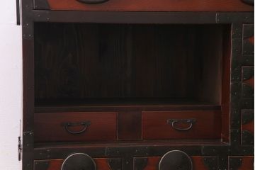 アンティーク家具　和製アンティーク　前面ケヤキ材　漆塗り　丸金具が目を惹く隠し付き松本帳場箪笥(引き出し、戸棚)(R-030394)
