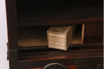 アンティーク家具　和製アンティーク　前面ケヤキ材　漆塗り　丸金具が目を惹く隠し付き松本帳場箪笥(引き出し、戸棚)(R-030394)