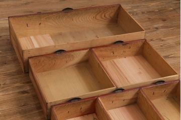 アンティーク家具　和製アンティーク　前面ケヤキ材　漆塗り　丸金具が目を惹く隠し付き松本帳場箪笥(引き出し、戸棚)(R-030394)