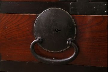 アンティーク家具　和製アンティーク　前面ケヤキ材　漆塗り　丸金具が目を惹く隠し付き松本帳場箪笥(引き出し、戸棚)(R-030394)