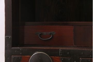アンティーク家具　和製アンティーク　前面ケヤキ材　漆塗り　丸金具が目を惹く隠し付き松本帳場箪笥(引き出し、戸棚)(R-030394)