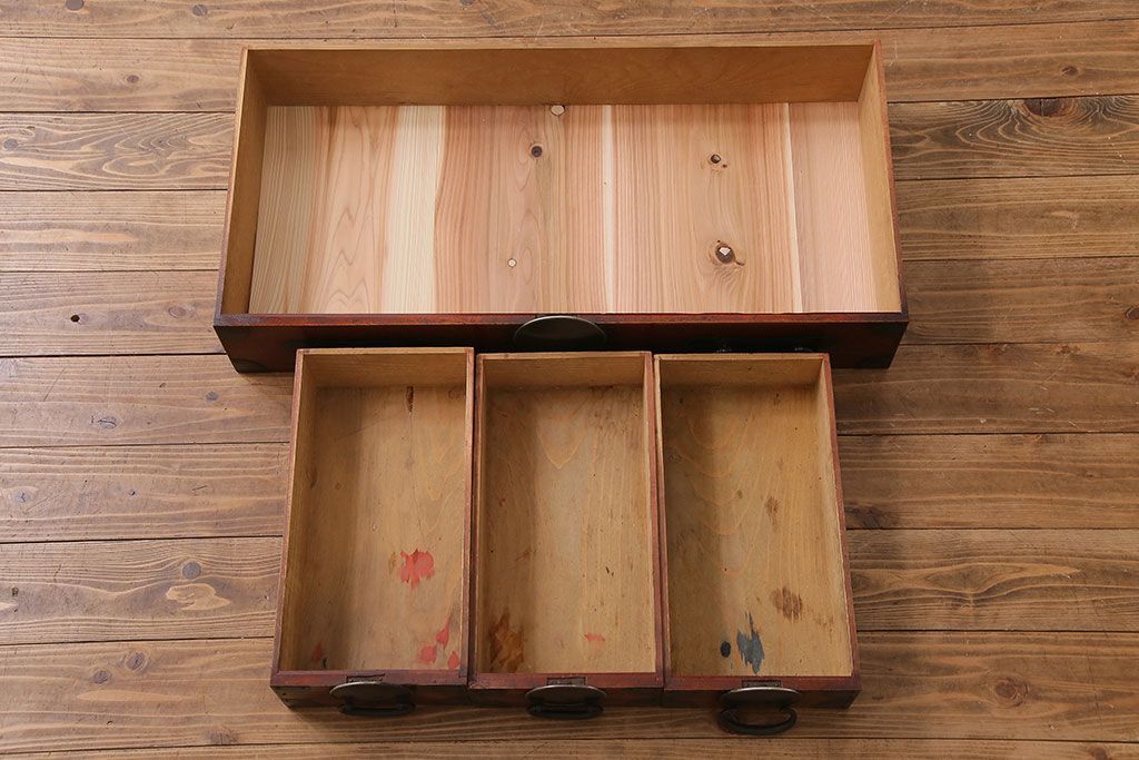 アンティーク家具　和製アンティーク　前面ケヤキ材　漆塗り　丸金具が目を惹く隠し付き松本帳場箪笥(引き出し、戸棚)(R-030394)